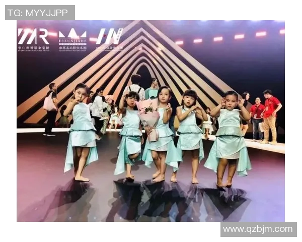 小孩模仿足球巨星踢球成就梦想 引领未来球场新星风潮 小孩模仿足球巨星踢球成就梦想 引领未来球场新星风潮